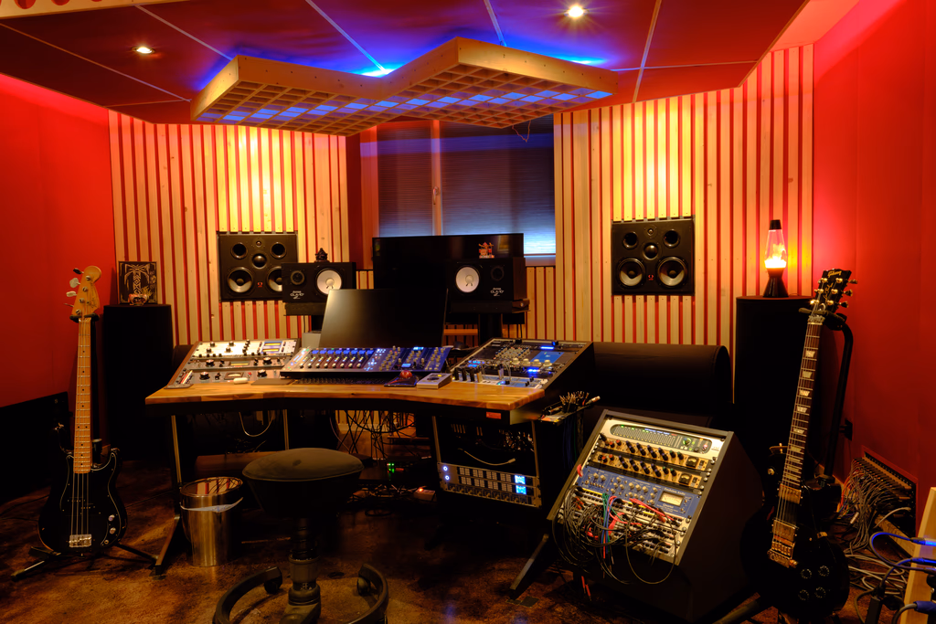 Störsender Front Wall and ATC Monitors